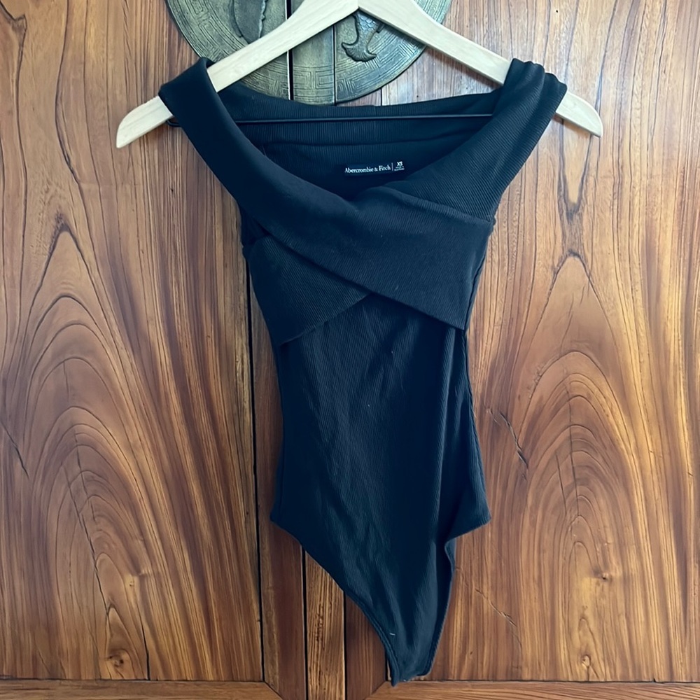 Abercrombie & Fitch black off the shoulder body suit